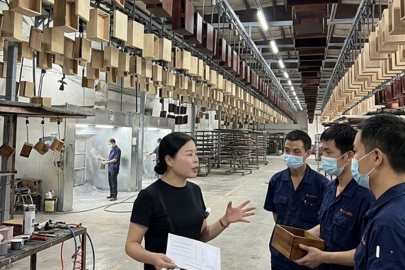 Piano lacquer finishing process with 12 to 13 coats applied in a dust-free baking room at a Chinese watch winder factory