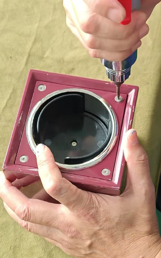 How to Customize a Single Watch Winder: Inside Our 8801 Red OEM Project插图2 Screwing the chrome watch holder ring into the red watch winder casing