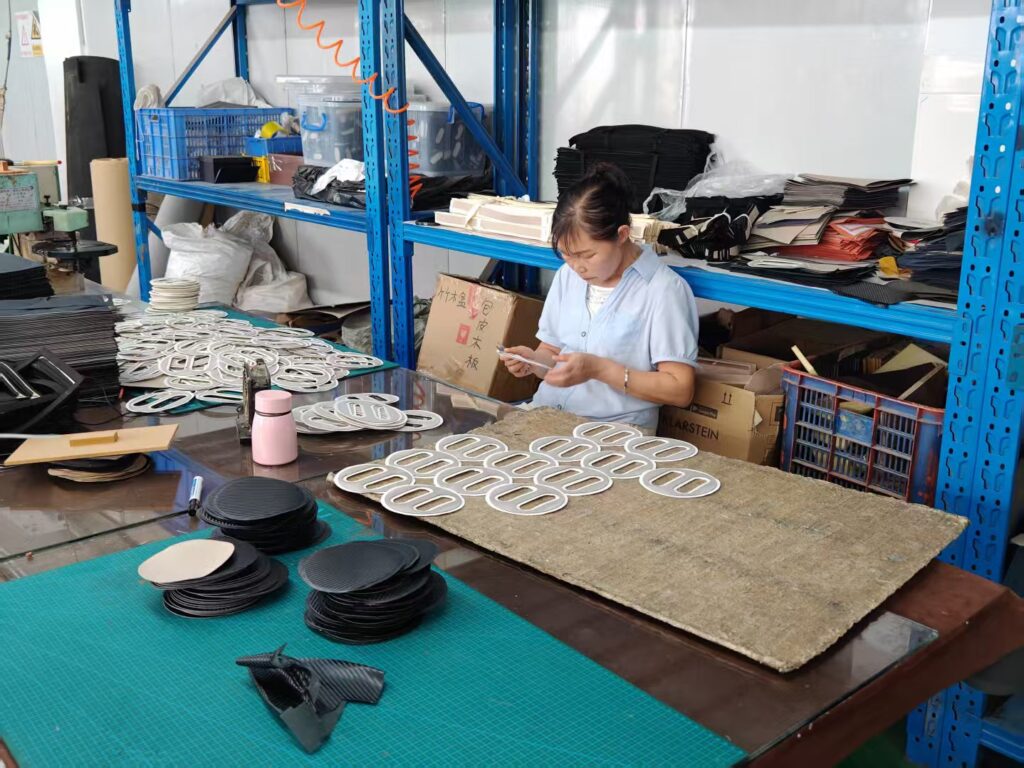 How to Choose a Custom Watch Winder Manufacturer: The Complete OEM/ODM Sourcing Guide for B2B Buyers缩略图 工人2
